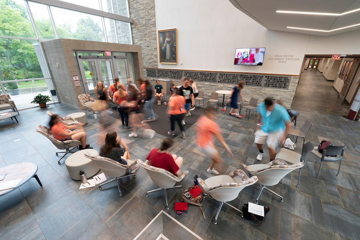 在科学楼的大厅里，学生们被围成一圈的椅子弄得晕头转向